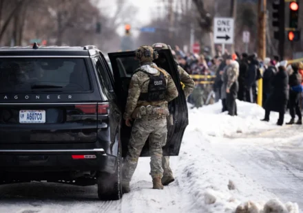 Federal officer wears BORTAC vest in Minneapolis