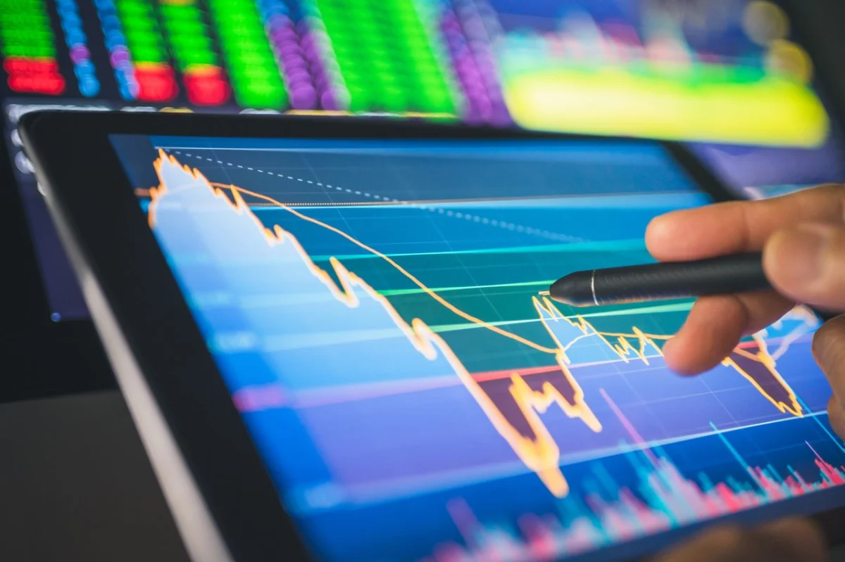 Blue Chip Surge vs. Tech Retrenchment: A Divergent Market at the 52,000 Milestone