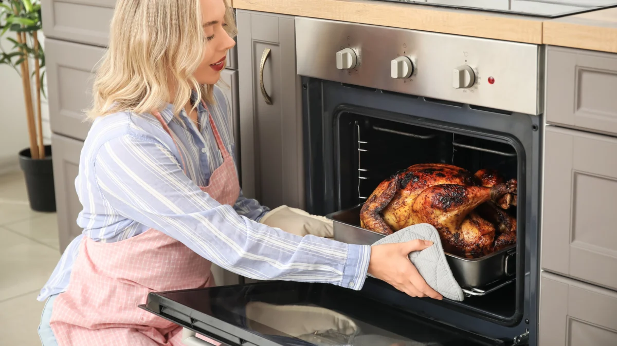 Is Your Oven a Hidden Health Hazard? 3 Red Flags That It’s Time for a Deep Clean