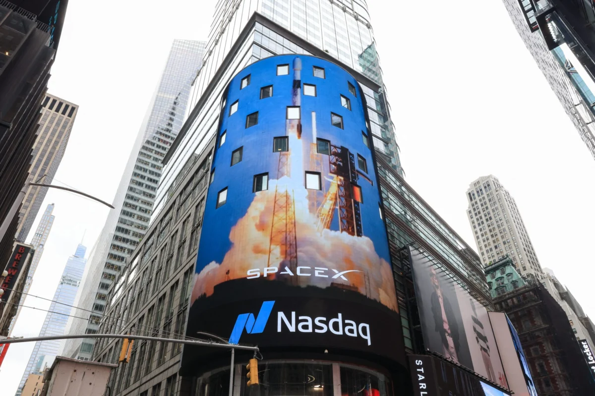 The Great Equity Deluge: SpaceX, AI Giants, and the Wall Street Debate Over Market Peaks