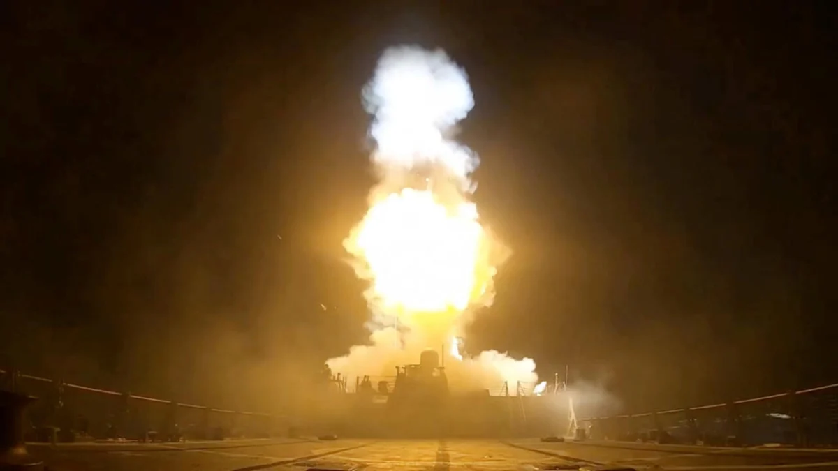 Tensions Surge in the Strait of Hormuz: US Launches Fresh Strikes Against Iran Amidst War Escalation