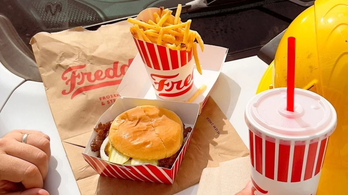 The Steakhouse Experience at a Drive-Thru: Why Freddy’s Prime Rib Steakburger is Redefining Fast-Casual Dining