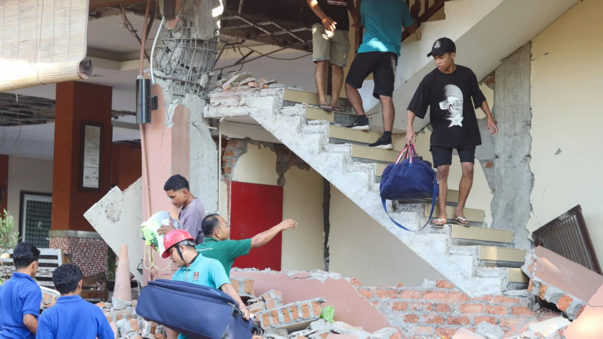Flores Island Devastated: Rescue Efforts Underway Following Powerful 7.7-Magnitude Earthquake