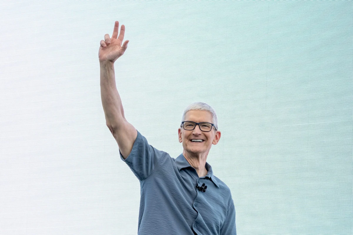 Becoming Tim Cook: The Evolution of a Pragmatic Visionary and the Remaking of Apple