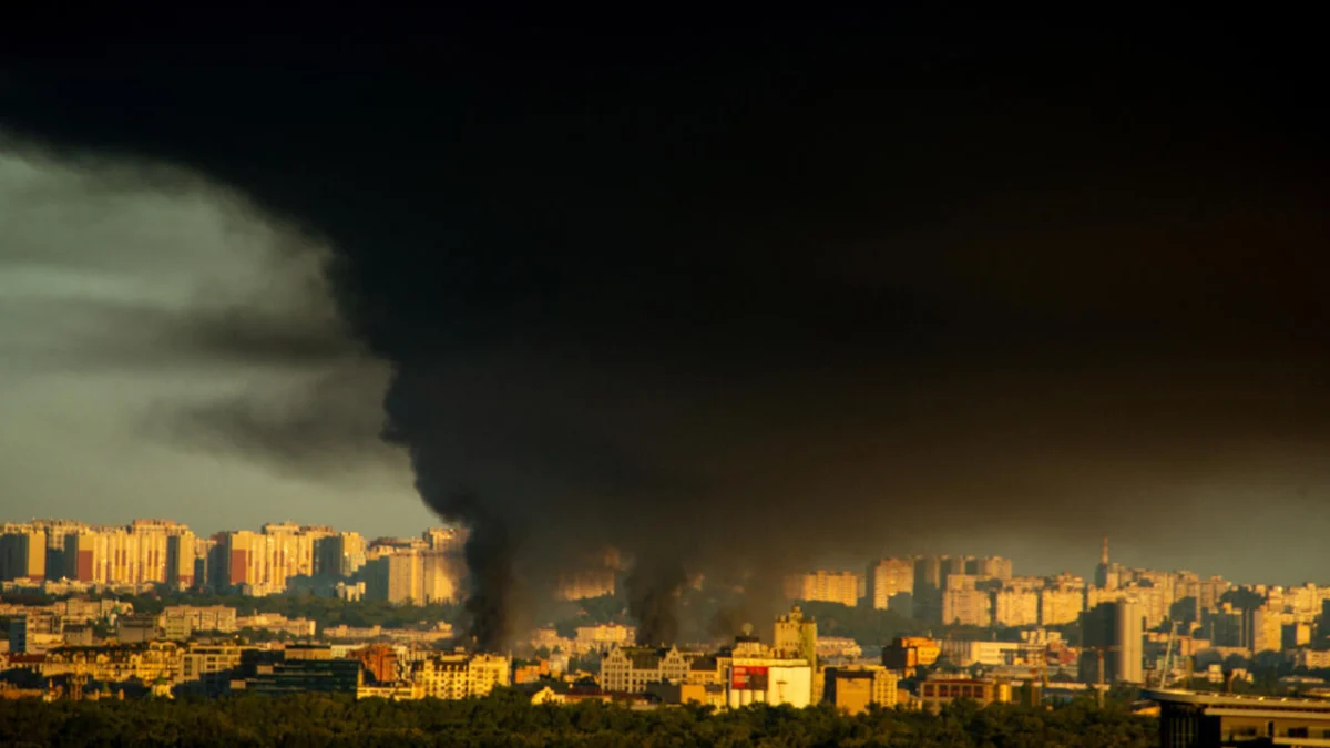 Kyiv Under Fire: Renewed Russian Strikes Shatter Fragile Diplomatic Calm