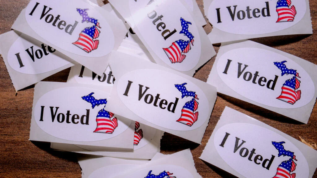 The Crucible of Democracy: US Midterms Begin Amidst Legislative Uncertainty and Institutional Scrutiny