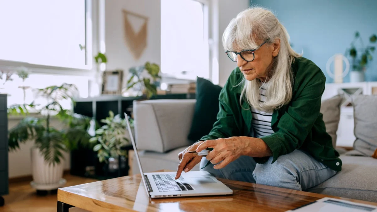 The Double-Edged Sword: Navigating the Role of AI in Personal Finance